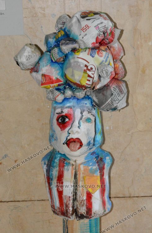 Вестникът, като провокация и интерпретация в Коледната изложба на Школа „Колорит“