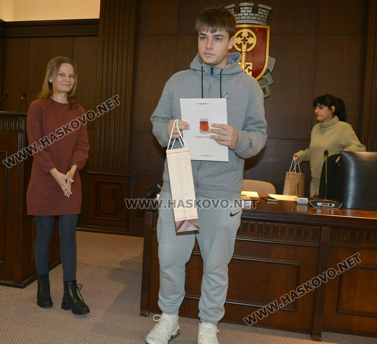 Наградиха победителите в конкурса за есе и рисунка „Хасково-градът на тракийските воеводи“