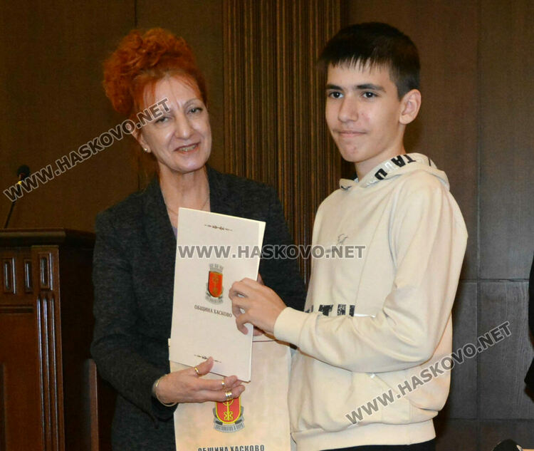 Наградиха победителите в конкурса за есе и рисунка „Хасково-градът на тракийските воеводи“