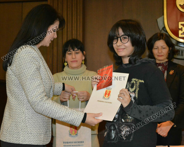Наградиха победителите в конкурса за есе и рисунка „Хасково-градът на тракийските воеводи“