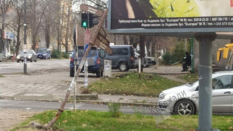 Пътепоказател-жертва на джигитите на пътя в Кърджали