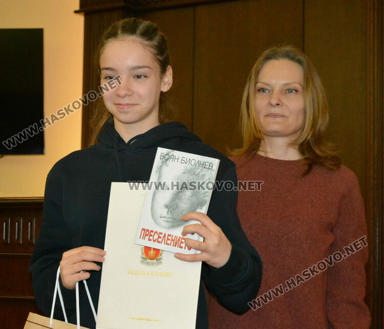 Наградиха победителите в конкурса за есе и рисунка „Хасково-градът на тракийските воеводи“