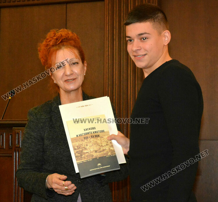 Наградиха победителите в конкурса за есе и рисунка „Хасково-градът на тракийските воеводи“