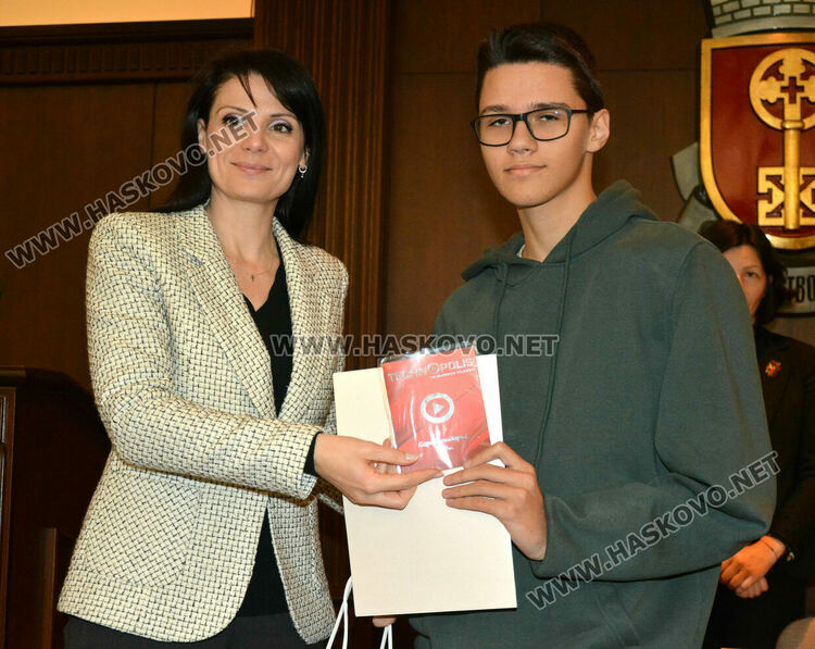 Наградиха победителите в конкурса за есе и рисунка „Хасково-градът на тракийските воеводи“