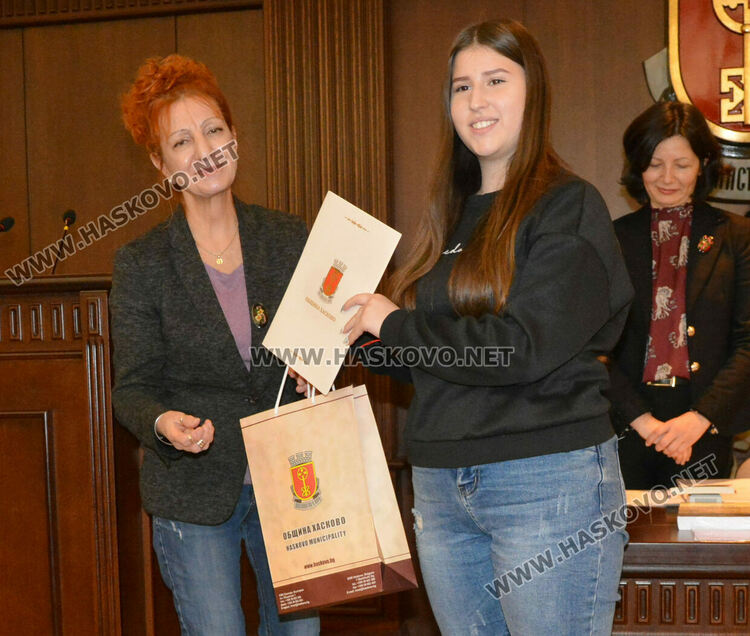 Наградиха победителите в конкурса за есе и рисунка „Хасково-градът на тракийските воеводи“