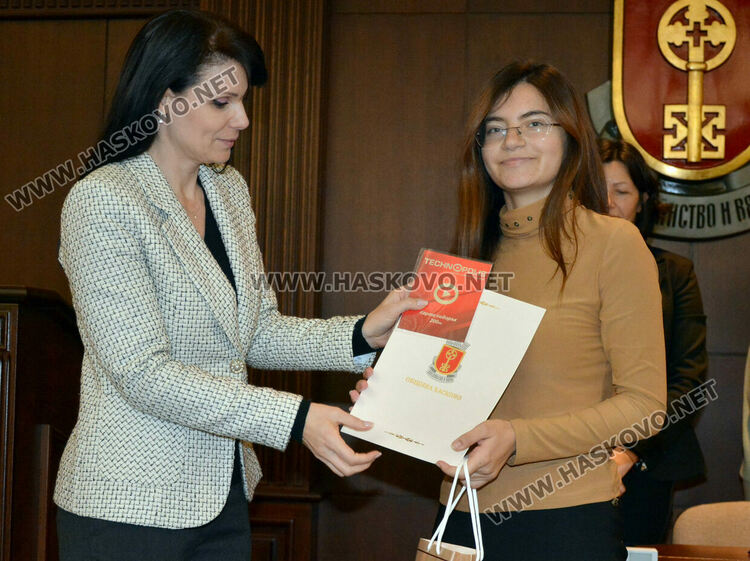 Наградиха победителите в конкурса за есе и рисунка „Хасково-градът на тракийските воеводи“