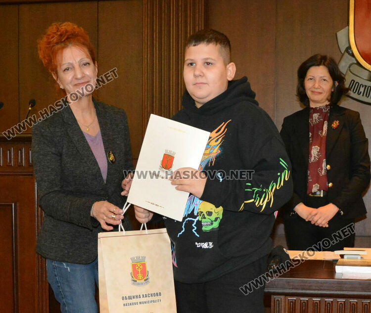Наградиха победителите в конкурса за есе и рисунка „Хасково-градът на тракийските воеводи“