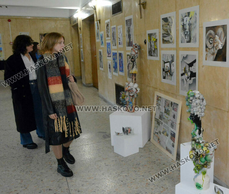 Вестникът, като провокация и интерпретация в Коледната изложба на Школа „Колорит“