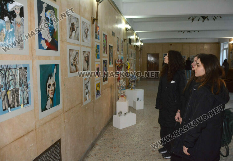 Вестникът, като провокация и интерпретация в Коледната изложба на Школа „Колорит“