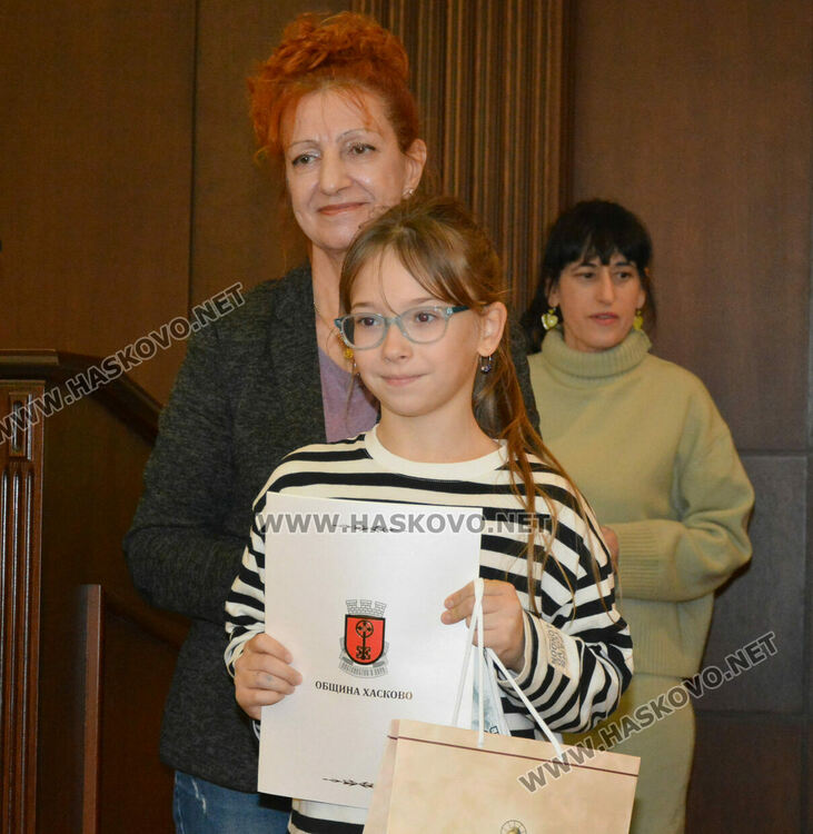 Наградиха победителите в конкурса за есе и рисунка „Хасково-градът на тракийските воеводи“