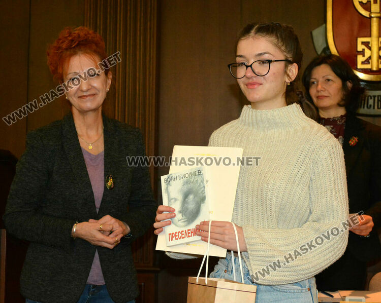 Наградиха победителите в конкурса за есе и рисунка „Хасково-градът на тракийските воеводи“