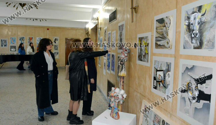 Вестникът, като провокация и интерпретация в Коледната изложба на Школа „Колорит“