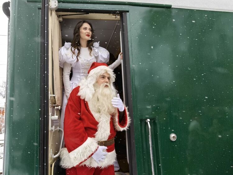 Коледният влак на БДЖ пристигна на централна ЖП гара Перник