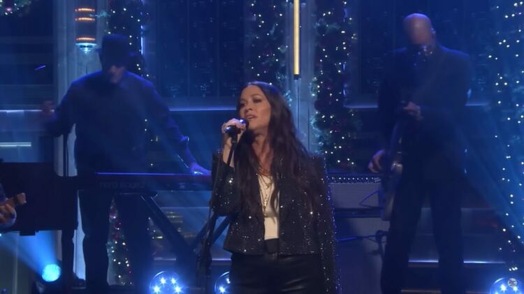 Alanis Morissette изпълни кавър на коледната класика на Wham! „Last Christmas“. 