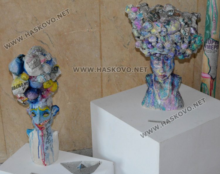 Вестникът, като провокация и интерпретация в Коледната изложба на Школа „Колорит“