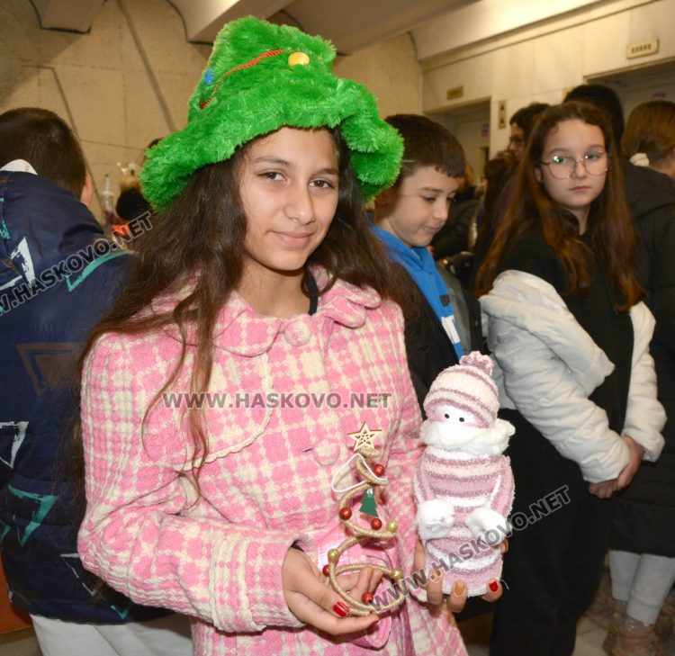 Добри сърца събират средства в благотворителния коледен базар на областния управител за построяването на храма „Иван Рилски“