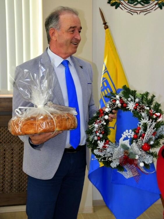 Коледари от ДГ "Дружба" посетиха кмета на Асеновград 