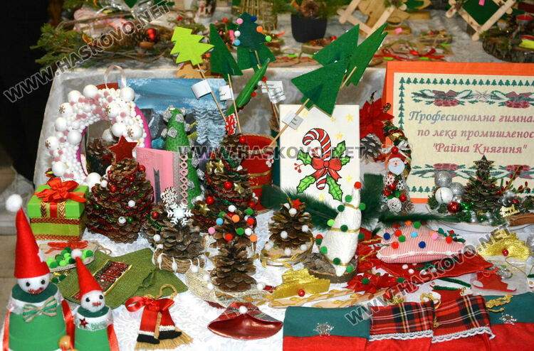 Добри сърца събират средства в благотворителния коледен базар на областния управител за построяването на храма „Иван Рилски“