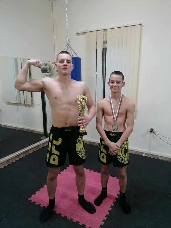 Злато и бронз за двама братя от международен турнир по кикбокс