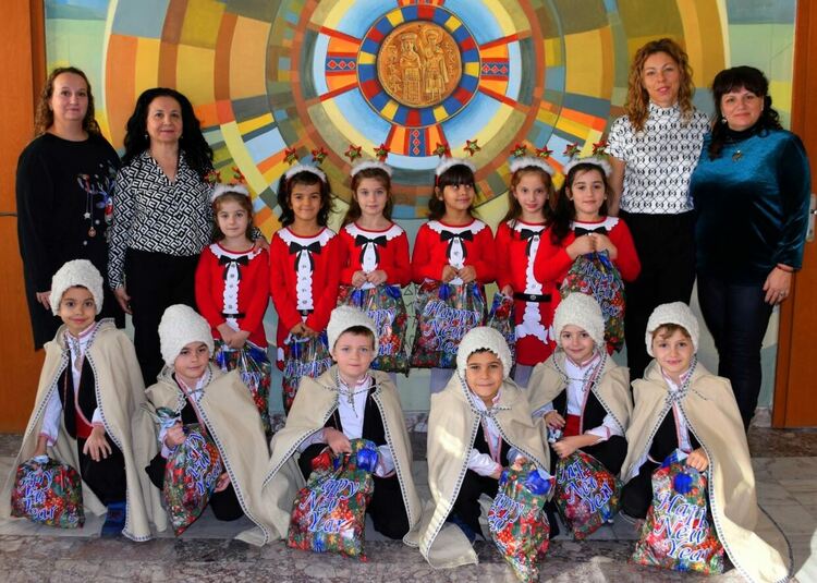 Коледари от ДГ "Дружба" посетиха кмета на Асеновград 