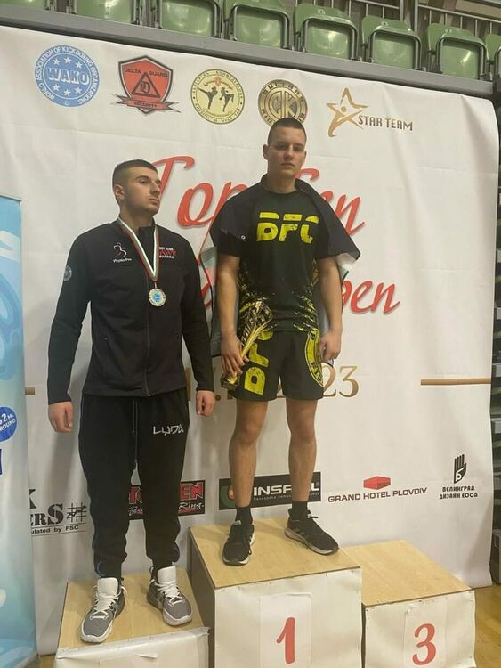 Злато и бронз за двама братя от международен турнир по кикбокс