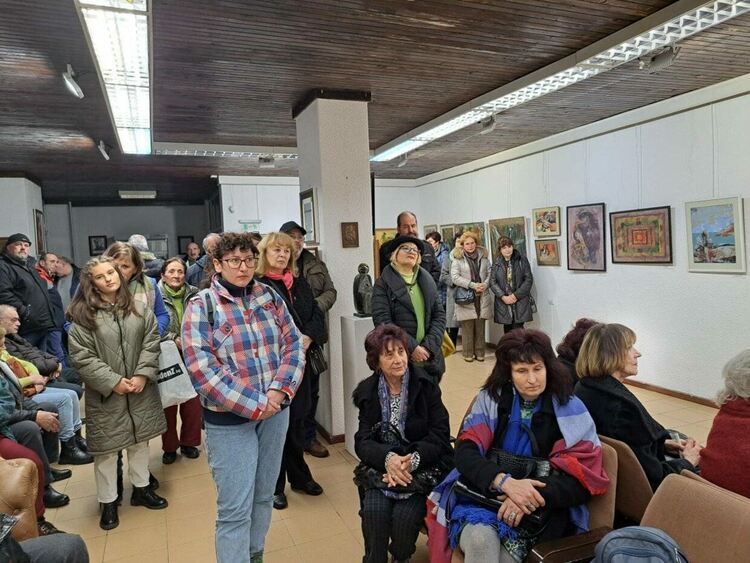 Откриха традиционната Коледна и Новогодишна изложба на художниците от Смолян, cъчeтaнa c бaзap нa ĸниги и картини
