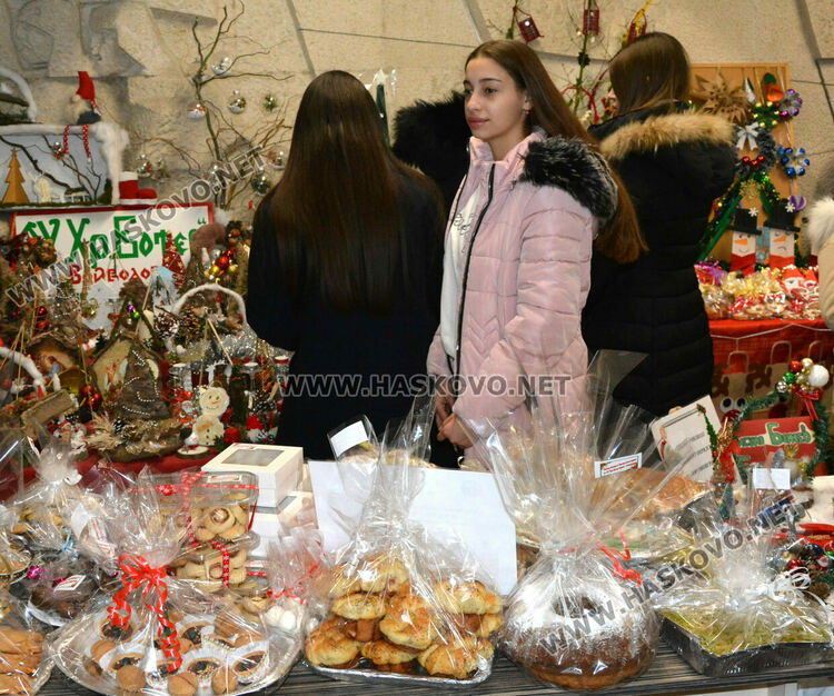 Добри сърца събират средства в благотворителния коледен базар на областния управител за построяването на храма „Иван Рилски“