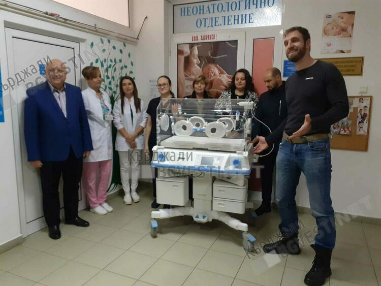 Дариха кувьоз на болницата в Кърджали,средствата са събрани от кампанията „Капачки за бъдеще“