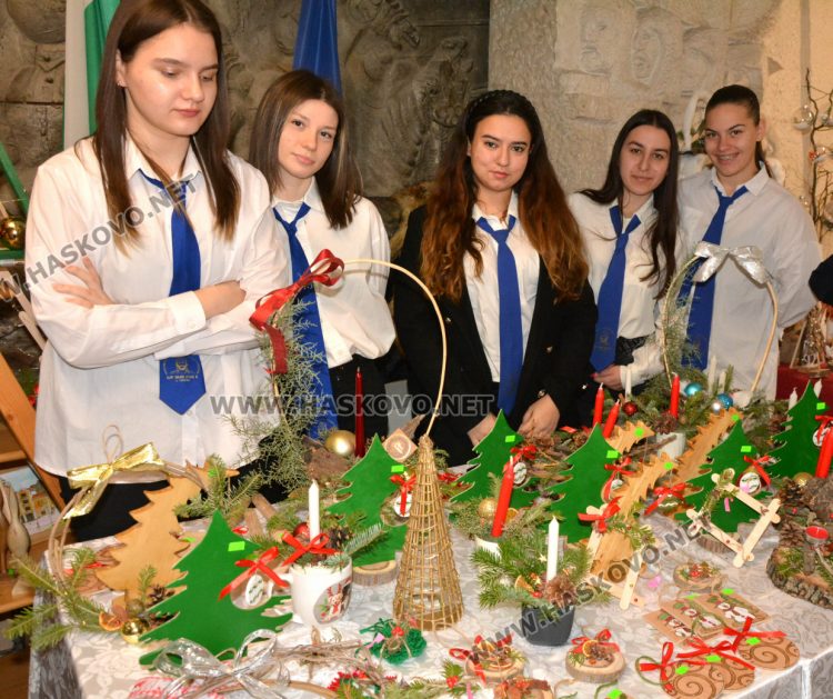 Добри сърца събират средства в благотворителния коледен базар на областния управител за построяването на храма „Иван Рилски“