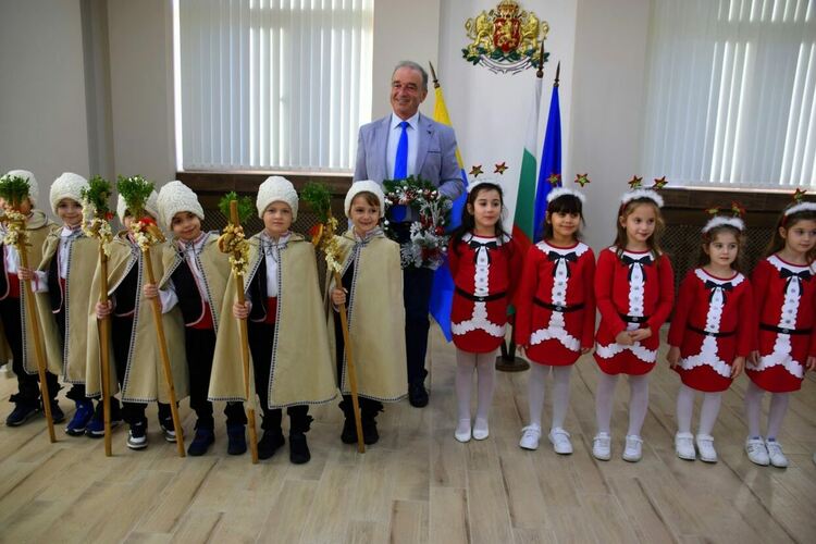 Коледари от ДГ "Дружба" посетиха кмета на Асеновград 