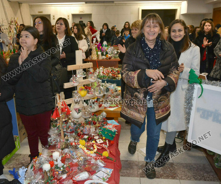 Добри сърца събират средства в благотворителния коледен базар на областния управител за построяването на храма „Иван Рилски“