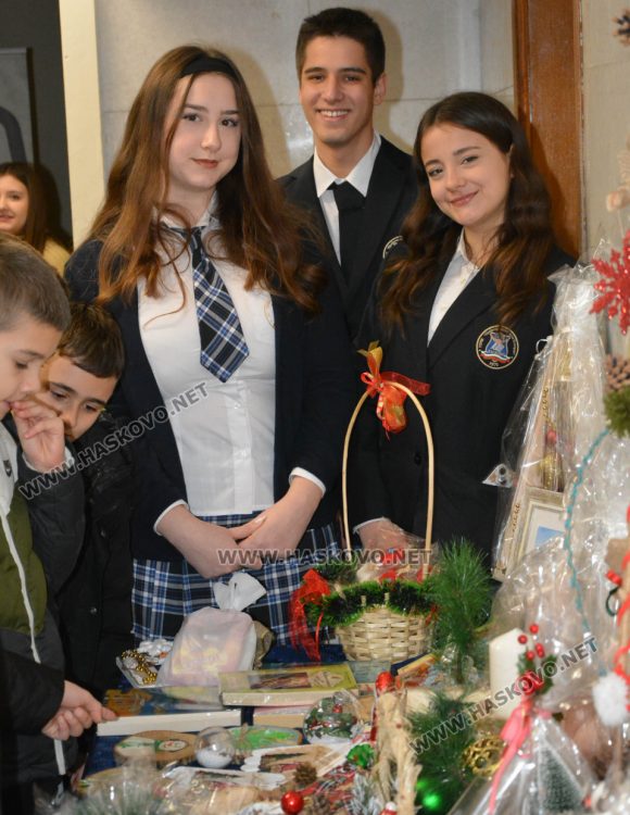 Добри сърца събират средства в благотворителния коледен базар на областния управител за построяването на храма „Иван Рилски“