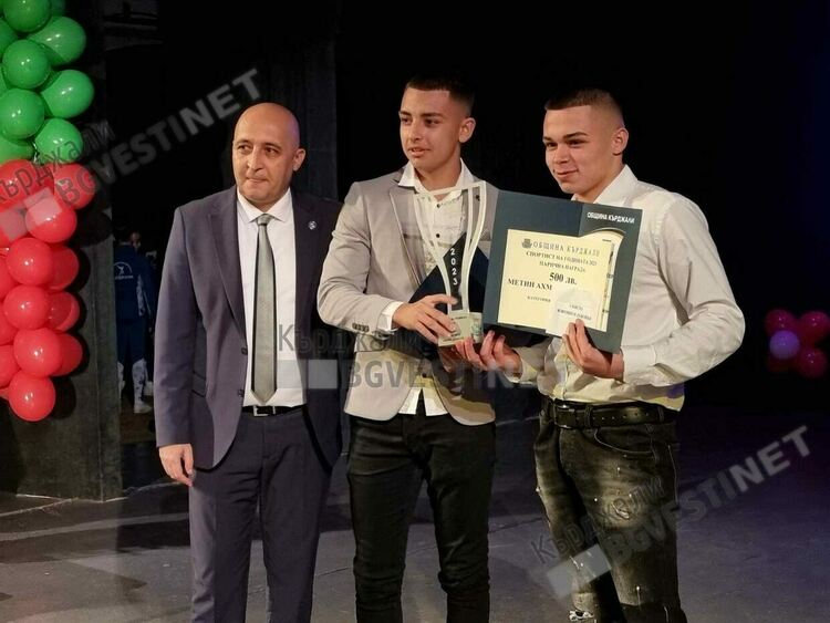 Боксьорът Ергюнал Сабри стана Спортист на годината за община Кърджали за втора поредна година