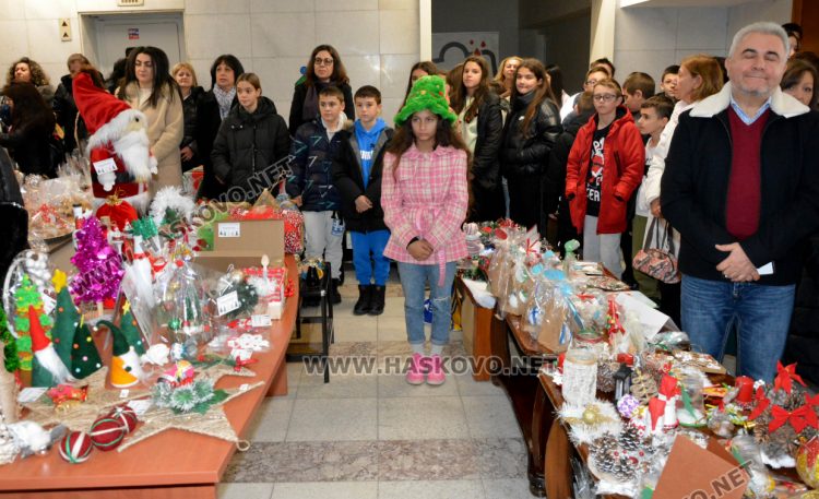 Добри сърца събират средства в благотворителния коледен базар на областния управител за построяването на храма „Иван Рилски“