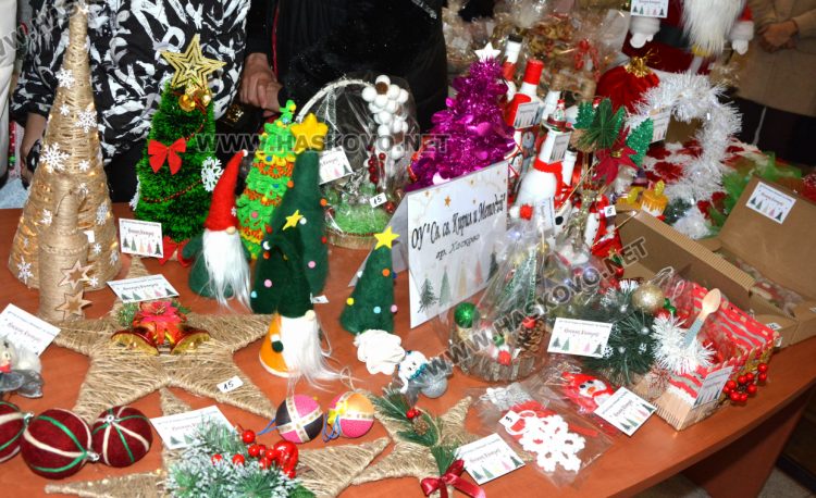 Добри сърца събират средства в благотворителния коледен базар на областния управител за построяването на храма „Иван Рилски“