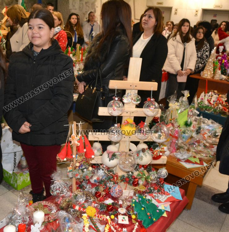 Добри сърца събират средства в благотворителния коледен базар на областния управител за построяването на храма „Иван Рилски“