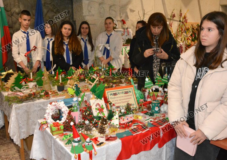 Добри сърца събират средства в благотворителния коледен базар на областния управител за построяването на храма „Иван Рилски“