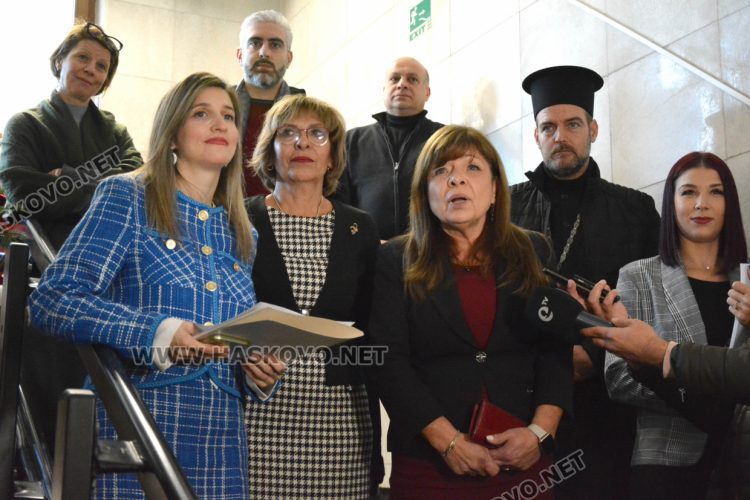 Добри сърца събират средства в благотворителния коледен базар на областния управител за построяването на храма „Иван Рилски“