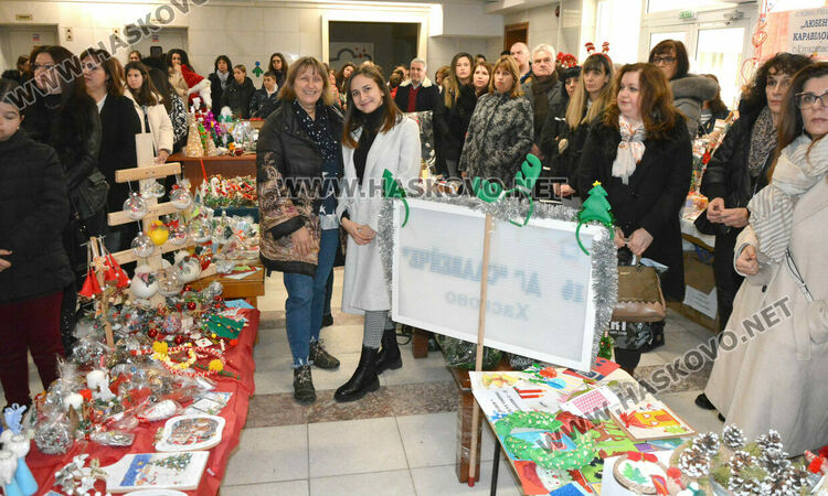 Добри сърца събират средства в благотворителния коледен базар на областния управител за построяването на храма „Иван Рилски“