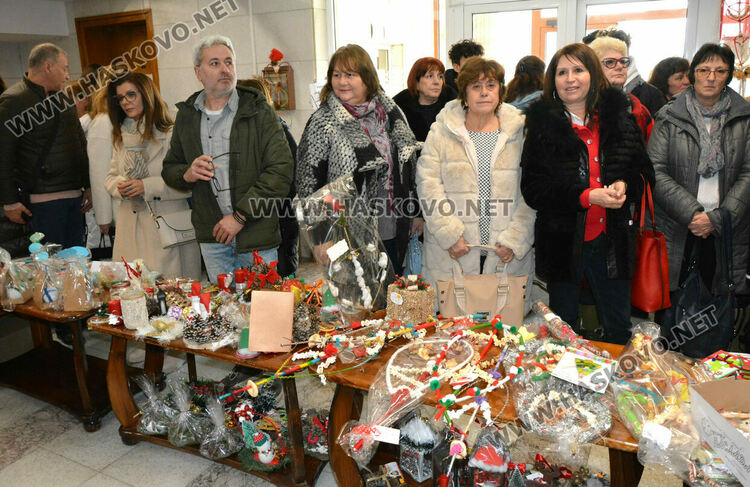 Добри сърца събират средства в благотворителния коледен базар на областния управител за построяването на храма „Иван Рилски“