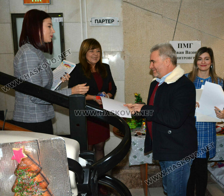 Добри сърца събират средства в благотворителния коледен базар на областния управител за построяването на храма „Иван Рилски“