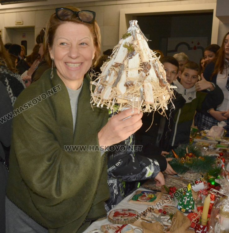 Добри сърца събират средства в благотворителния коледен базар на областния управител за построяването на храма „Иван Рилски“