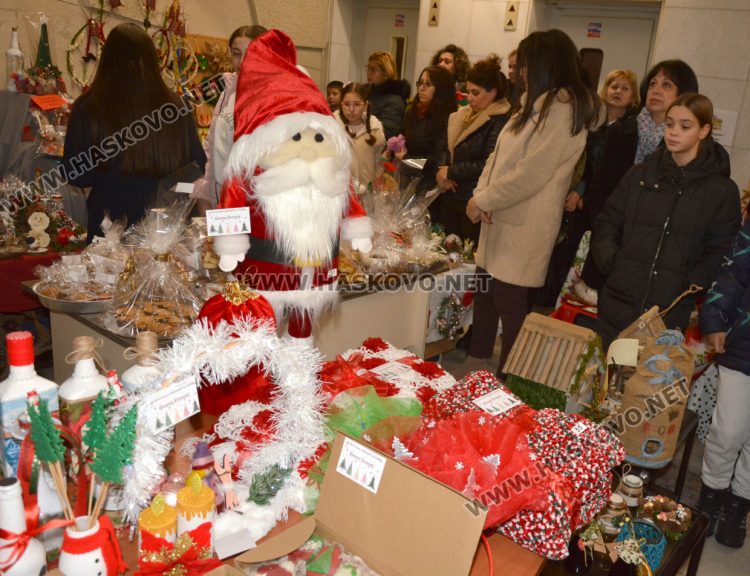 Добри сърца събират средства в благотворителния коледен базар на областния управител за построяването на храма „Иван Рилски“