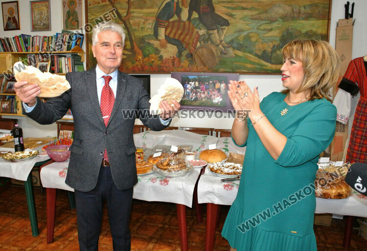 Кулинарна изложба и фолклорни изпълнения на Игнажден в Тракийското дружество