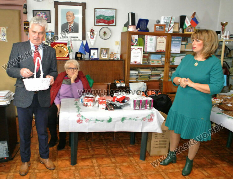 Кулинарна изложба и фолклорни изпълнения на Игнажден в Тракийското дружество