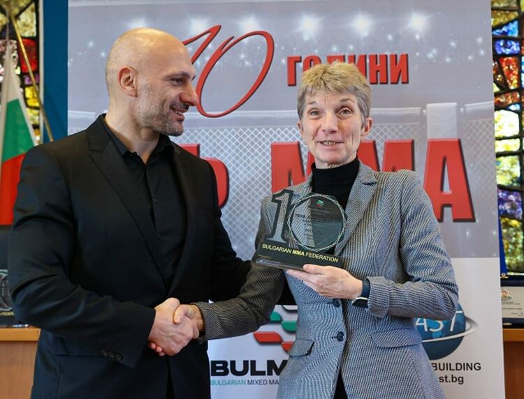  Министър Илиев награди състезатели по ММА по случай 10-годишнината на федерацията 