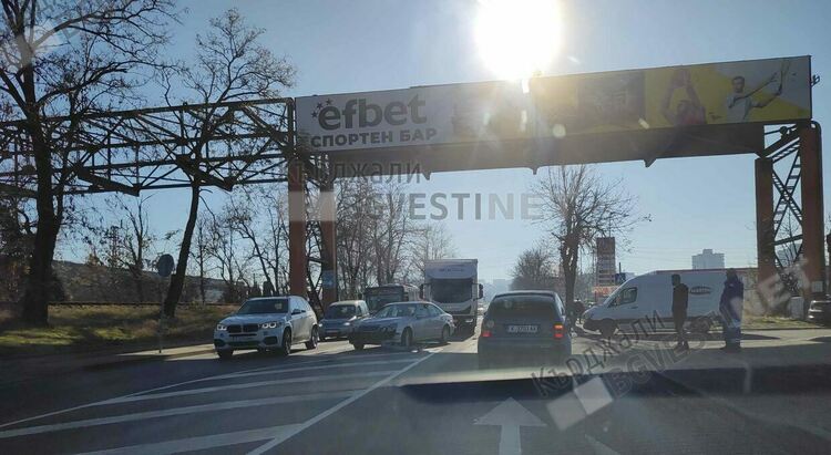 Верижна катастрофа на "Беломорски" в натоварения трафик по обед