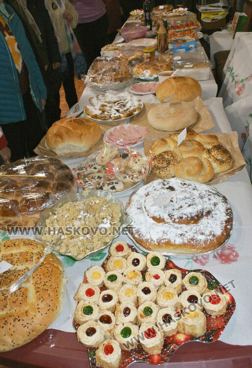 Кулинарна изложба и фолклорни изпълнения на Игнажден в Тракийското дружество