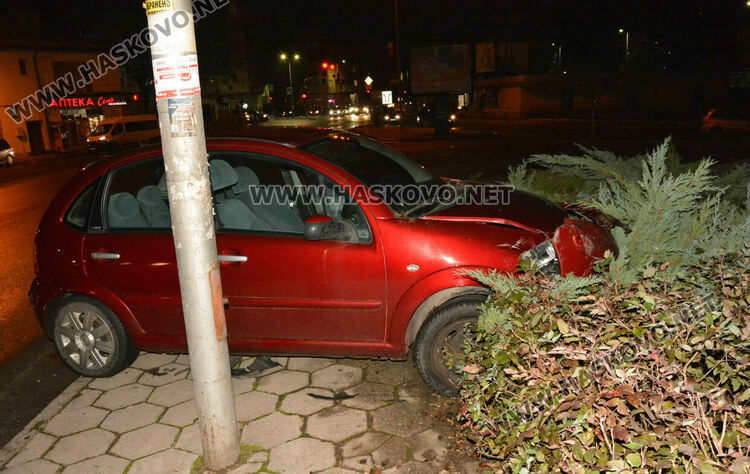 Ситроен се озова в градинка до паметник след удар със Субару