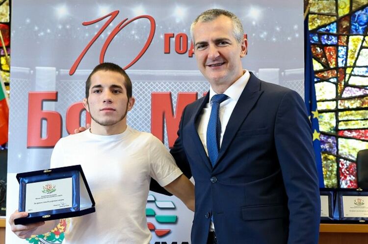  Министър Илиев награди състезатели по ММА по случай 10-годишнината на федерацията 